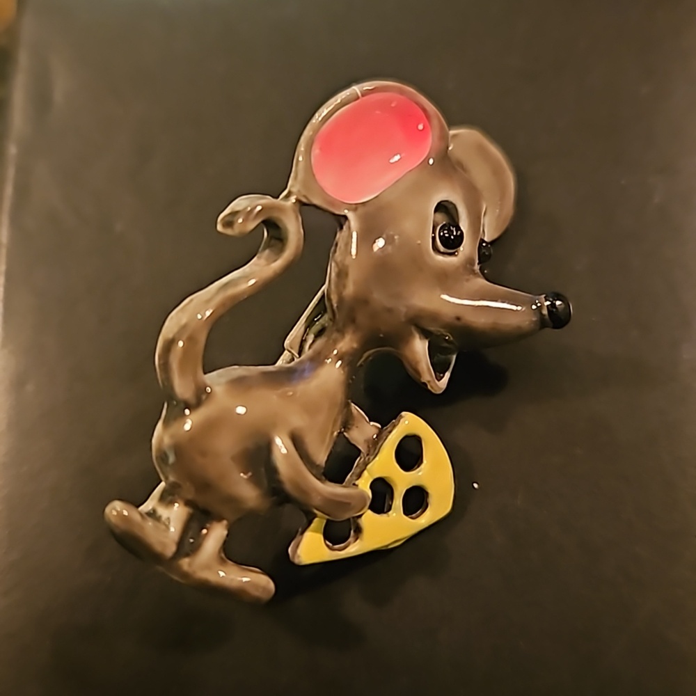 Ceramic mouse brooch 1.1/4"